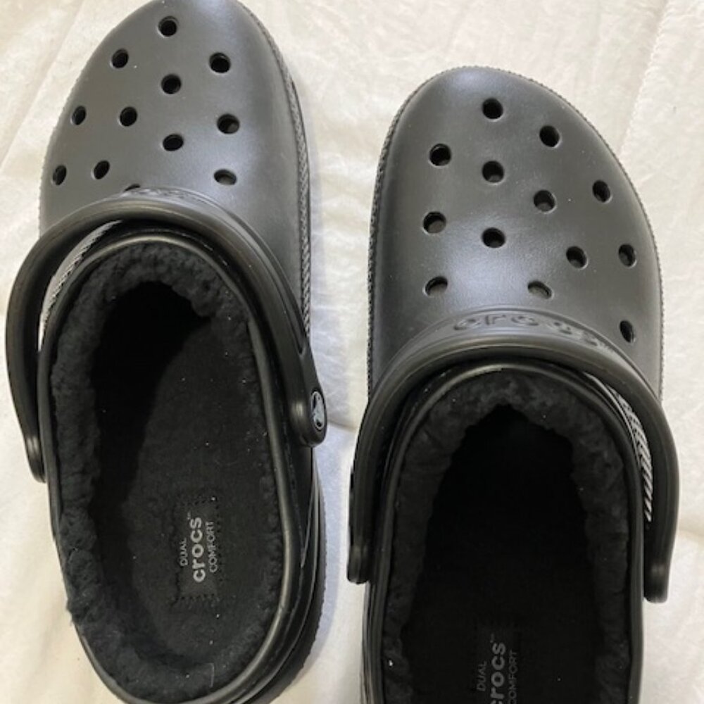 New Classic Fleece Lined Crocs   Men's size 8/ Women's size 10